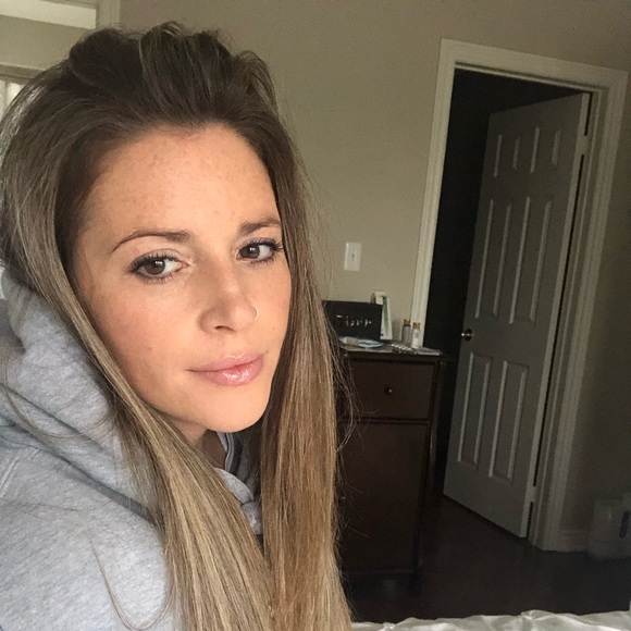 Meet your Posher, Nicole - Picture 1 of 1